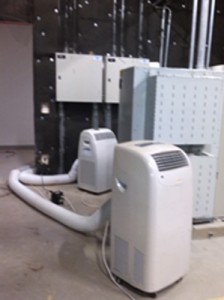 Há situações muito divertidas nesta vida. Não é mesmo? Nossos aparelhos de Ar Condicionado Portáteis já climatizaram festas, jantares, pacientes em recuperação.... mas elevadores, foi a Bueno Netto na entrega do Berrine Tower que nos chamou para esta experiência. Muito interessante conhecer este espaço de uma grande obra!